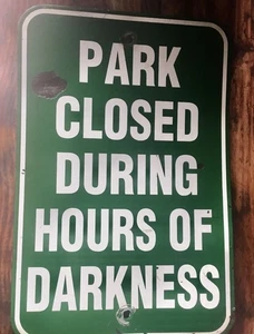 Letrero de metal verde/blanco de porcelana "parque cerrado durante horas de oscuridad" de colección! - Imagen 1 de 9
