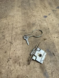 Singer Sewing Machine Portable Case Cabinet Key & Lock Parts 124428 Simanco USA - Picture 1 of 14
