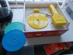 Fisher-Price Wind-Up music Box - Record Player with 2 Records (4 songs), Working - Picture 1 of 9