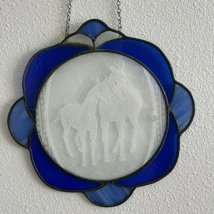 Vintage Buntglas Sonnenfänger mit Spitze Pferd und Fohlen Einsatz blau weiß - Bild 1 von 7