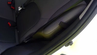 2011 Nissan Xterra Gray Driver Side Left REAR Seat Belt - Imagem 1 de 4