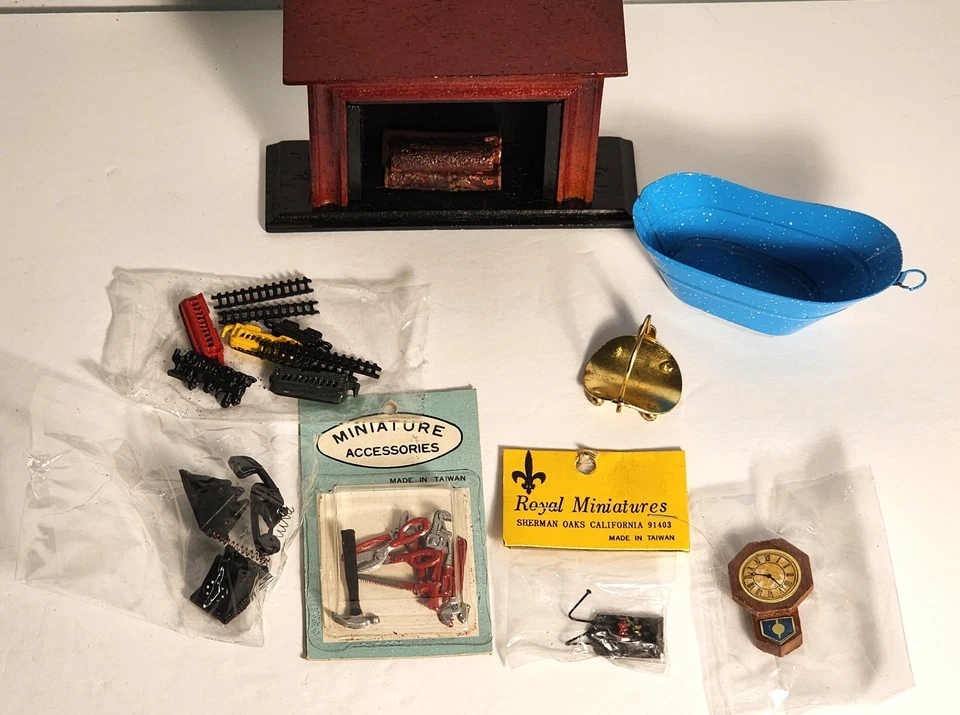Lote de accesorios en miniatura de colección. para herramientas para casa de muñecas, buzón, teléfono, reloj, tren + Foto 1 de 4