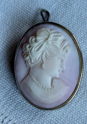 Vintage cameo brooch/pendant, carved queen conch angel skin, 800 silver frame - Image 1 of 3