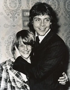 Mark Hamill & Brother 1978 foto originale tipo 1 vintage 8x10 cimeli - Foto 1 di 2