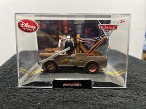 Disney Store Cars 2 Die Cast Coleccionista Estuche Auriculares Mater Escala 1:43 En Estuche - Imagen 1 de 4