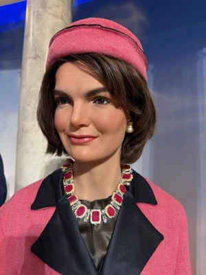 Star Of Hollywood, Luxury 1000 Carats Fuchsia Pink Rubies Doublet Charm Necklace - Image 1 of 4