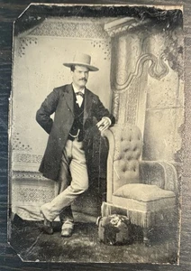 BOLSO DE ALFOMBRA Y CABALLERO BIEN VESTIDO POST GUERRA CIVIL - FOTO TIPO TINTE - Imagen 1 de 1
