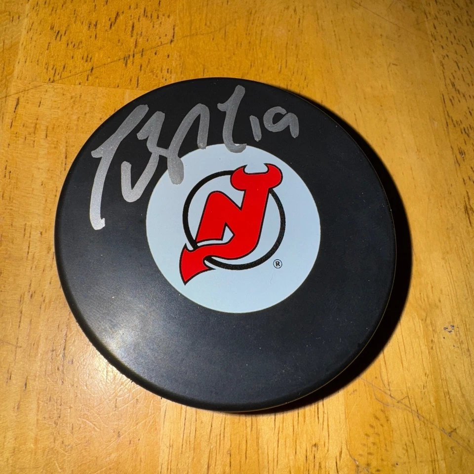 DISCO DE HOCKEY CON LOGOTIPO FIRMADO/AUTOGRAFIADO POR TRAVIS ZAJAC DEVILS ¡BONITO!! Foto 1 de 1