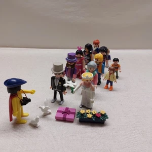 Hochzeitsgesellschaft mit Fotograf - Bild 1 von 5
