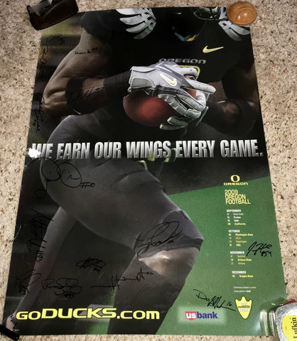 OREGON DUCKS 2009 FOOTBALL AUTOGRAPHED TEAM POSTER *WE EARN OUR WINGS EVERY GAME Cover