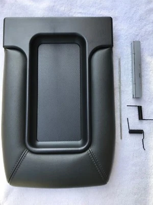 SIERRA CENTER CONSOLE LID ARMREST STORAGE FOLD DOWN JUMP SEAT 99-02 SILVERADO - Image 1 of 4