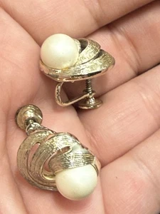 Orecchini vintage anni 50 Lisner bellissimi lucidi con retro a vite - Foto 1 di 11