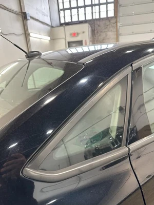 Cuarto de vidrio usado para: Ford Focus SDN 2017 moldeado negro grado A derecho Foto 1 de 4