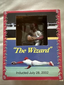 Estatuilla Ozzie Smith Cardenales de San Luis "El Mago" McDonald's 2002 nueva en caja - Imagen 1 de 7