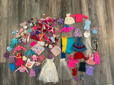 Gran Lote De Ropa Muñeca Barbie Vintage Años 60 - 90’s Accesorios Caseros Foto 1 de 4