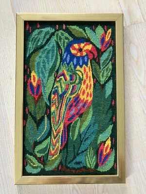 Vibrante tapiz flamsk sueco vintage de los años 70 - arte de loro tejido a mano - ¡Enmarcado! Foto 1 de 4