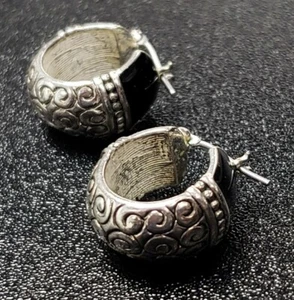 Napier Silber und Schwarz Huggies Creolen Ohrringe Edel Elegant Minimal  - Bild 1 von 8