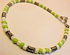 SCHÖNES GRÜN UND WEISS PERLEN FUSSKETTCHEN MIT SILBER AKZENT PERLEN/9 ZOLL - Bild 1 von 4