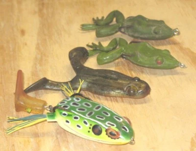 CUATRO SEÑUELOS DE PESCA VINTAGE DE GOMA CON SUPERFICIE DE RANA Foto 1 de 4