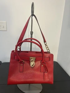 Bolso Cartera Michael Kors Hamilton con Doble Asas y Correa de Cadena Dorada - Rojo - Imagen 1 de 10