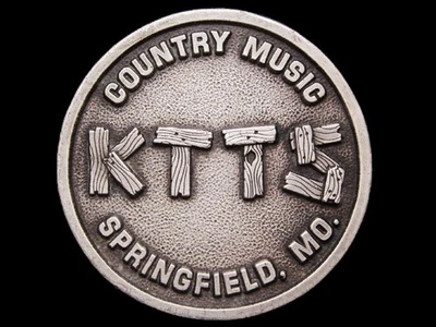 JI25113 HEBILLA DE CINTURÓN ESTACIÓN DE RADIO DE MÚSICA COUNTRY VINTAGE AÑOS 70 **KTTS - 94.7FM** Foto 1 de 2