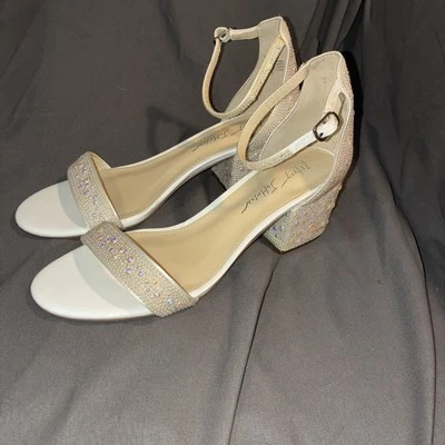Betsey Johnson Mari 白色装饰凉鞋高跟鞋新娘婚礼正式尺寸 8 — 第 1/4 张图片