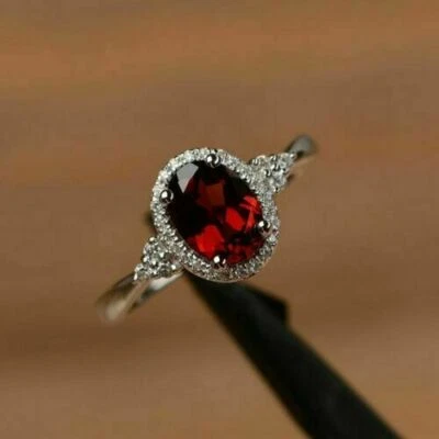 Anillo de compromiso con halo de diamantes granate rojo corte ovalado de 3 quilates acabado en oro blanco de 14 quilates Foto 1 de 4