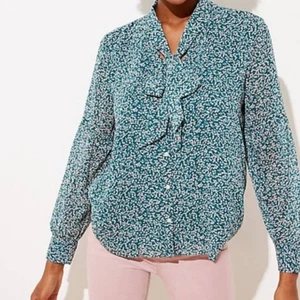 Blusa floral Ann Taylor LOFT cuello lazo botón delantero verde talla grande - Imagen 1 de 10