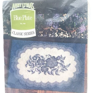 Vintage Tante Lydia’s blauer Teller Teppichboden mit Haken ~ New/Old Stock ~ 24”x36” ~ Rose - Bild 1 von 2