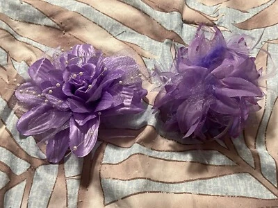 Corbata y clip para cabello floral púrpura Foto 1 de 4