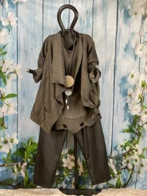 LUUKAA Erika Lagenlook Jacke Jacquard Memory Taft khaki grün Gr. 8 (316) - Bild 1 von 3