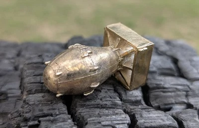 FAT MAN BOMBA ATÓMICA EE. UU. FUNDIDA EN BRONCE CERA PERDIDA FUNDICIÓN ESCULTURA HECHA A MANO  Foto 1 de 4