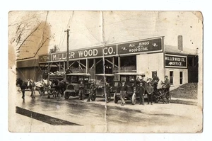 Cartolina RPPC MUGNAIO LEGNO CO EDIFICIO consegna veicoli camion dipendenti anni 1910 - Foto 1 di 2