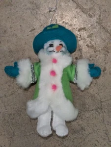 Muñeco de nieve caprichoso de invierno Annalee en abrigo verde lima y sombrero verde azulado adorno de 5" - Imagen 1 de 5