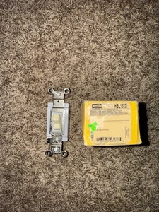 Interruptor de palanca Hubbell HBL13821 marfil FNOB - Imagen 1 de 4