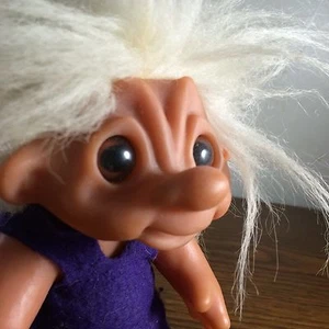 De Colección Thomas Dam 1977 Muñeca Troll Dinamarca Vestido Púrpura Cabello Blanco Loco - Imagen 1 de 7