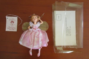 Muñeca de porcelana Kurt Adler Jocelyn Mostrom Flor de Lis adorno colgante de invierno - Imagen 1 de 5
