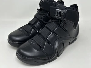 Nike Lebron IV 4 Herren Schwarz Anthrazit Dreifach Schwarz Schuhe FJ1597-001 Größe 10 - Bild 1 von 8