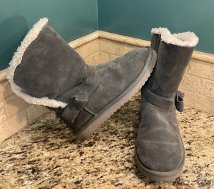 Ugg Koolaburra Womens Size 8 Arlena Stone Gray Suede Bow Short Boots - Picture 1 of 9