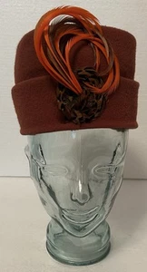 Vintage Women’ Burnt Orange Felt Hat With Orange And Leopard Feathers Size 6 3/8 - Picture 1 of 5