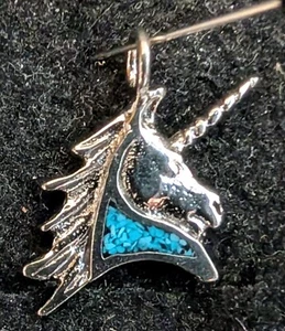 PENDENTE vintage argento nichelato testa di unicorno riempita in resina - Foto 1 di 2