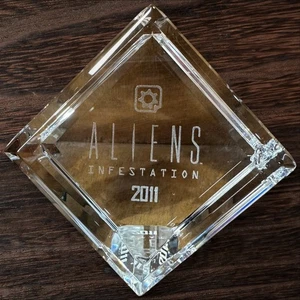 Rare Gearbox Software Aliens: Infestation 2011 Crystal Award Paperweight - Picture 1 of 7