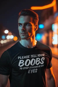 PLEASE TELL YOUR BOOBS TO STOP STARING AT MY EYES - Camiseta divertida para hombre - Imagen 1 de 29