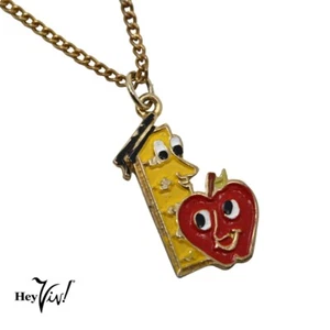 Lindo collar con dije esmaltado de colección de los años 80 regla de maestro de escuela tema de manzana - Hey Viv - Imagen 1 de 4