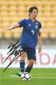 JAPAN & LYON LADIES* SAKI KUMAGAI SIGNED 6x4 ACTION PHOTO+COA - Picture 1 of 1