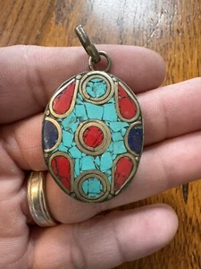 Ciondolo amuleto vintage in ottone tibetano con pietre bellissimo arte indossabile - Foto 1 di 13