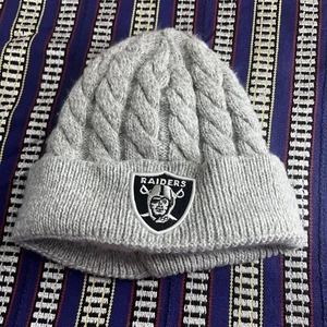 Women's Las Vegas Raiders New Era Gray Swift Cable Cuffed Knit Hat - Picture 1 of 7