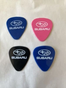 JUEGO DE 4 PÚAS DE GUITARRA CON LOGOTIPO DE AUTOMÓVIL SUBARU DE 4 NEGRO AZUL ROSA Coche Automático - Imagen 1 de 2