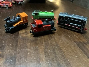 OLD VINTAGE DIECAST TRAINS AND CARRIAGES AS PICS X 4 OLD - Picture 1 of 4