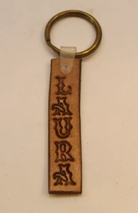 Personalisierter Leder Schlüsselanhänger, Gravur, Handarbeit "LAURA" - Bild 1 von 2